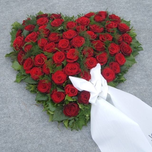 Herz mit roten Rosen Bild 1